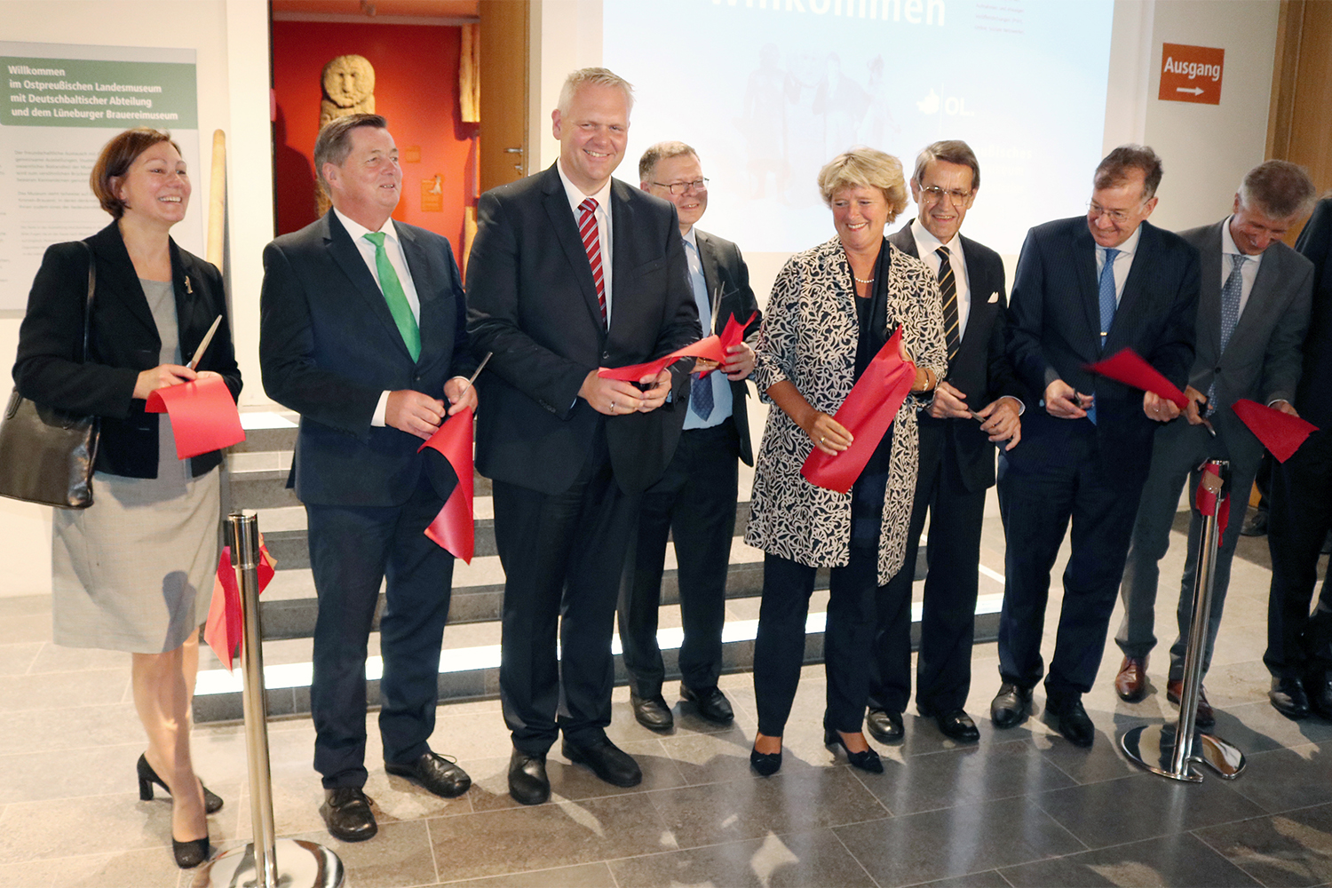 Gruppenfoto: Ihre Exzellenz Frau Inga Skujina, Botschafterin Lettlands, Herr Eckhard Pols, Bundestagsabgeordneter für den Wahlkreis Lüchow-Dannenberg – Lüneburg, Herr Björn Thümler, Niedersächsischer Minister für Wissenschaft und Kultur, Herr Dr. Joachim Mähnert, Direktor des Ostpreußischen Landesmuseums, Frau Prof. Monika Grütters, Beauftragte der Bundesregierung für Kultur und Medien, Herr Hubertus Hilgendorff, Stiftungsratsvorsitzender der Ostpreußischen Kulturstiftung, Seine Exzellenz Herr Mart Laanemäe, Botschafter Estlands, und seine Exzellenz Herr Darius Jonas Semaska, Botschafter Litauens. | Foto: © Ostpreußisches Landesmuseum