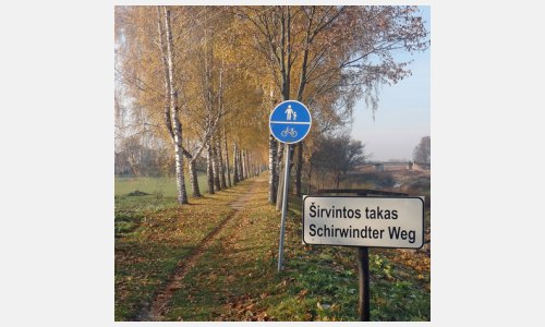 Irene Spranaitienė hat mit ihren Schülern eine Allee gepflanzt, die zur Grenzbrücke führt. Ihr Mann Antanas hat ein Schild auf Deutsch und Litauisch aufgestellt: »Schirwindter Weg«