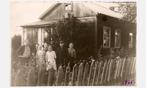 Nach der Aufhebung der Sonderkommandantur 1955 und Teilrehabilitation der Deutschen vom Obersten Sowjet 1964 wagten viele verbannte Deutsche, in die wärmeren Gegenden der UdSSR umzusiedeln wie nach Kotlas. Auf dem Fotos ist die Familie von Helmut Epp vor dem Haus in Charitonowo 1964/1965 zu sehen.