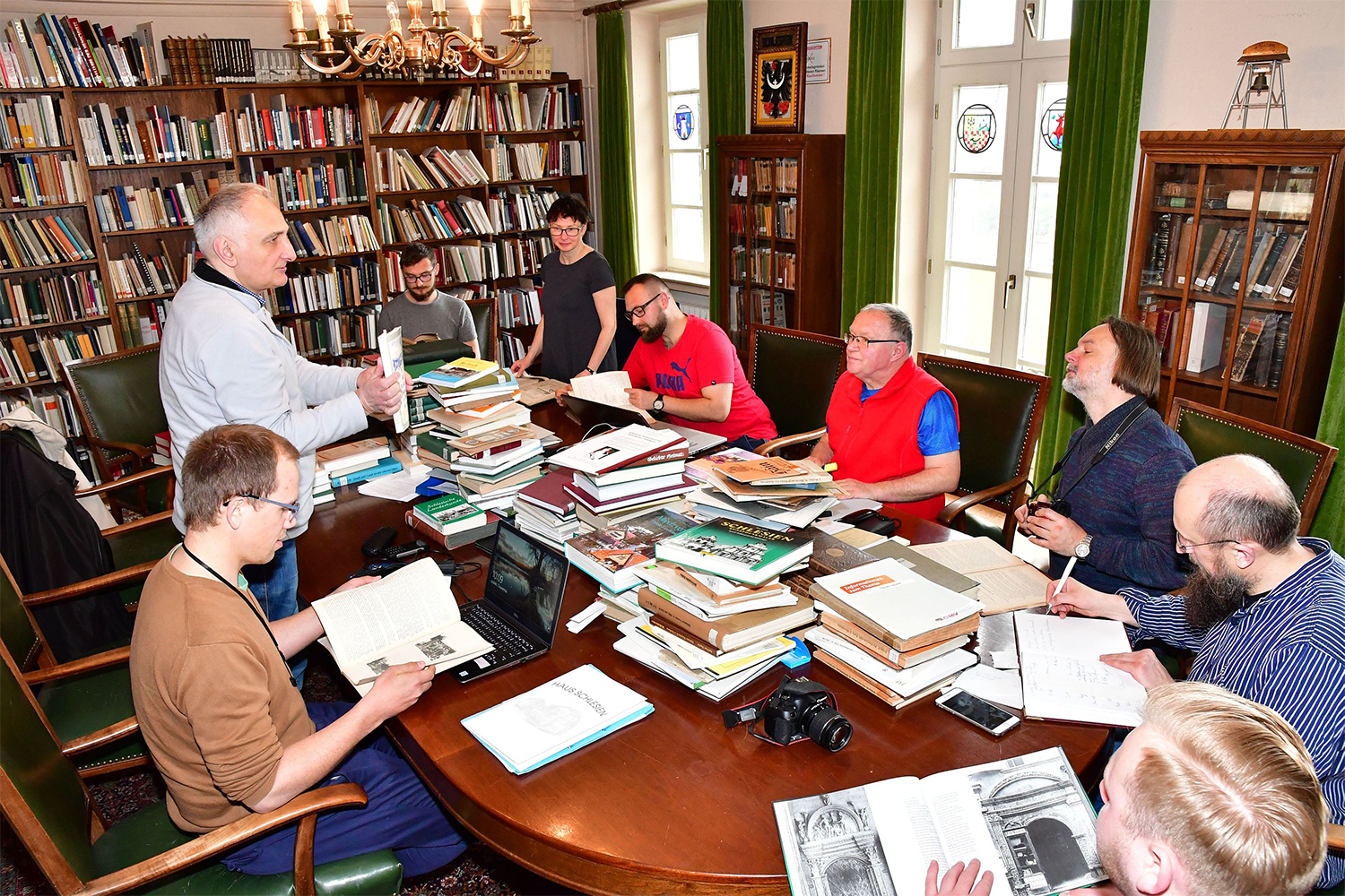 Die angehenden Historiker von der Universität Breslau sind vom Bücherschatz der Bibliothek von Haus Schlesien beeindruckt