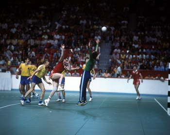 Bei den Olympischen Spiele 1976 standen Rumänien gegen die UdSSR im Herren-Handball-Finale und so wie Alexandr Rezanov den rumänischen Torwart Cornel Penu bezwang, unterlag auch Rumänien mit 15:19.  © IMAGO/Pressefoto Baumann