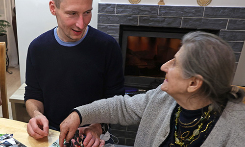 KK-Redakteur Markus Nowak trifft bei seiner Recherche in Tauroggen auf Waltraut Mindt (l.) und  Ella Karin Macik (r.).  © Eglė Čeponytė