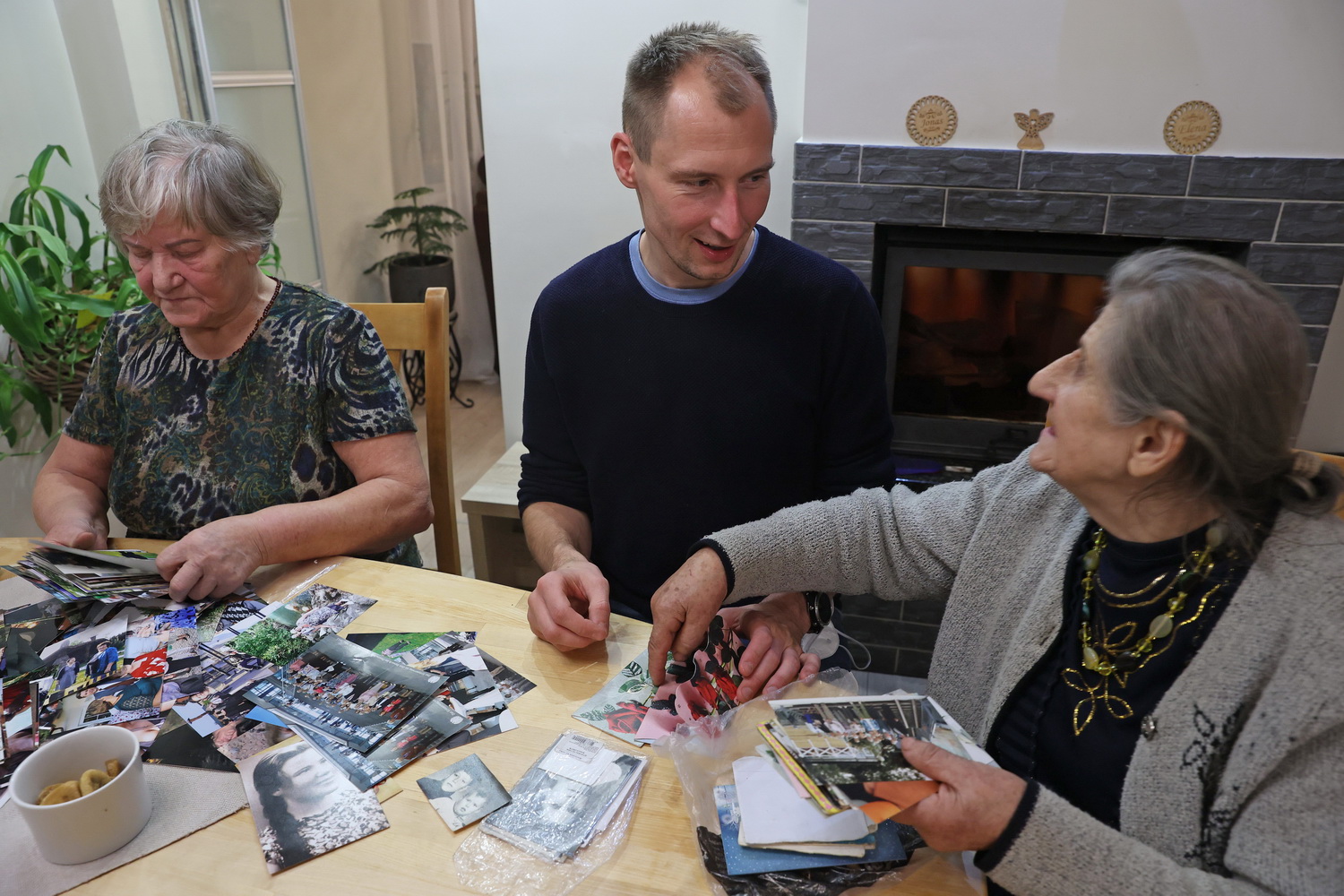 KK-Redakteur Markus Nowak trifft bei seiner Recherche in Tauroggen auf Waltraut Mindt (l.) und Ella Karin Macik (r.). © Eglė Čeponytė