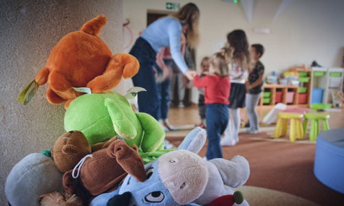 Besonders für die Kinder versucht das Team aus der Gedenkstätte Kreisau für etwas Ablenkung zu sorgen. © Stiftung Kreisau für Europäische Verständigung