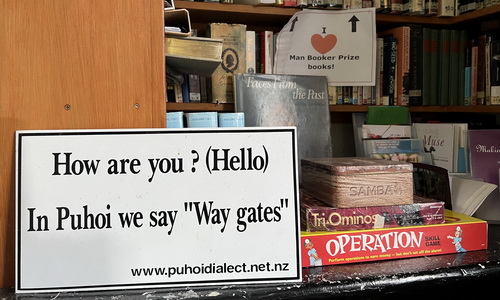 In der Bibliothek von Puhoi witzelt man über die sprachlichen Adaptionen des Egerländischen © Doris Neubauer