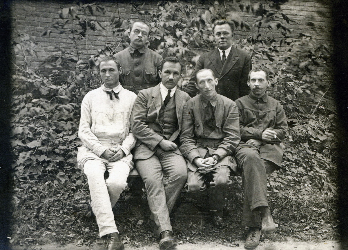 Die Kyjiwer Neoklassiker in den 1920er Jahren. 2. Reihe v.l.nr.: Wiktor Petrow und Mykola Serow. 1. Reihe v.l.n.r.: Oswald Burghardt, Pawlo Fylypowytsch, Borys Jakubskyj, Maksym Rylskyj. © Zentrales Staatsarchiv und Museum für Literatur und Kunst der Ukraine 