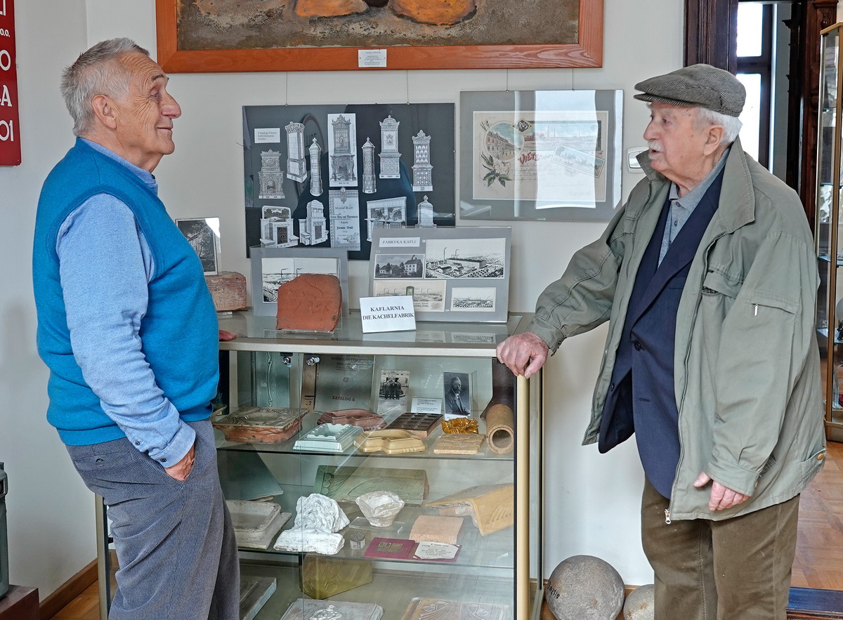 Zbigniew Czarnuch (rechts) und Günter Wollstein 2023 im Gespräch im Regionalmuseum in Vietz/Witnica. Foto: © Deutsches Kulturforum östliches Europa, Renate Zöller 