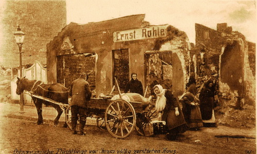 Postkarten wie diese zeigen die Rückkehr von Flüchtlingen 1915 und sollten die Spendenbereitschaft erhöhen. © Ostpreußische Landesmuseum