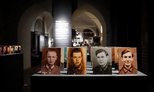 Sie lächeln. Ist es glaubhaft, dass sie zwangsrekrutiert wurden? Foto: © Philipp Fritz