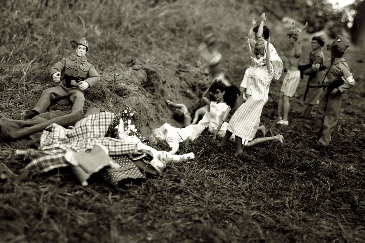 Der Fotograf Lukáš Houdek setzt sich mit Gräueltaten und Massakern an deutschen Zivilisten in der Tschechoslowakei nach dem 2. Weltkrieg auseinander. Dabei greift er auf Barbie und Ken-Puppen zurück. © Aus dem Archiv von Lukáš Houdek