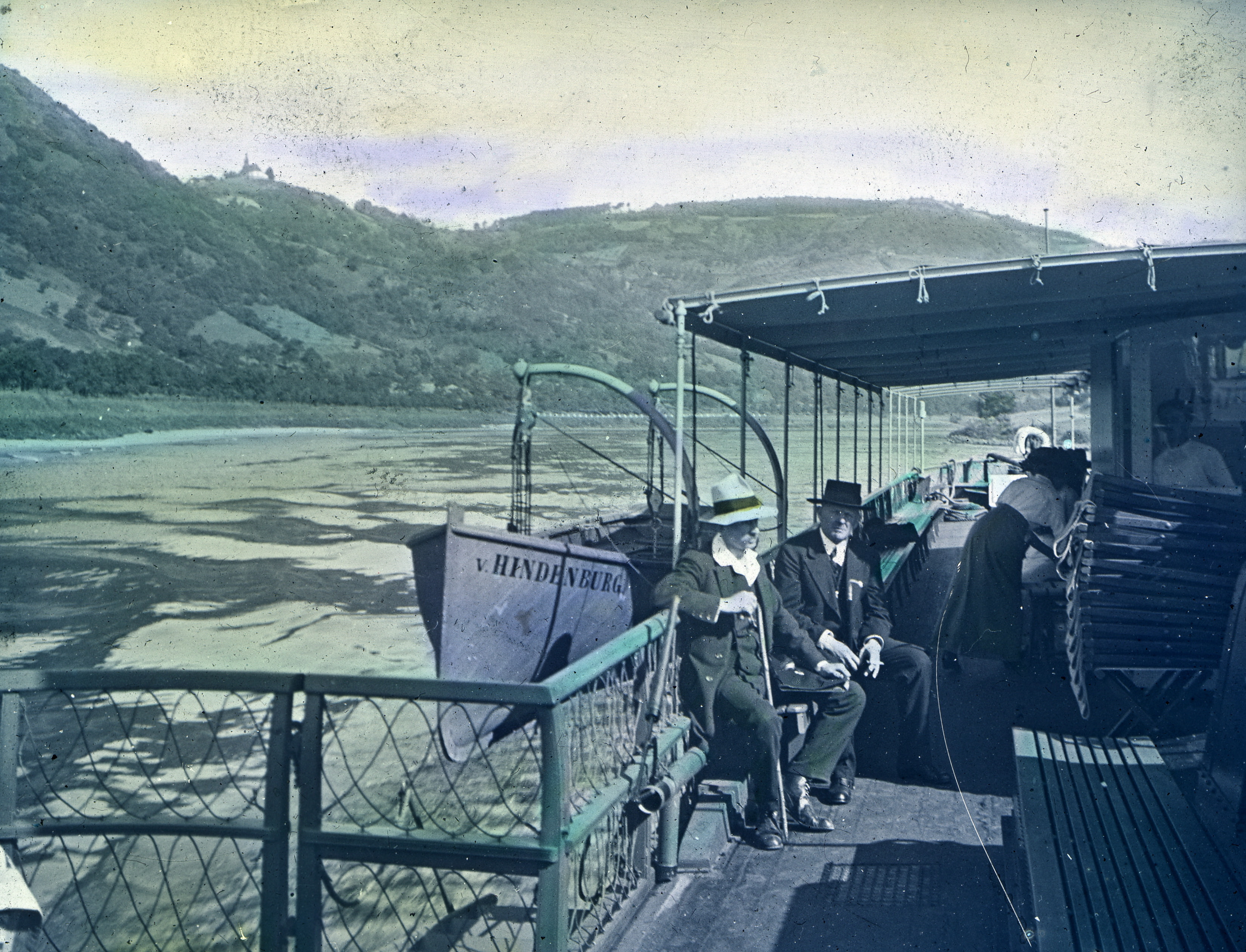  Schifffahrt auf der Elbe: Kolorierte Fotografie eines Ausflugsdampfers Anfang des 20. Jahrhunderts. ©Archiv města Ústí nad Labem 