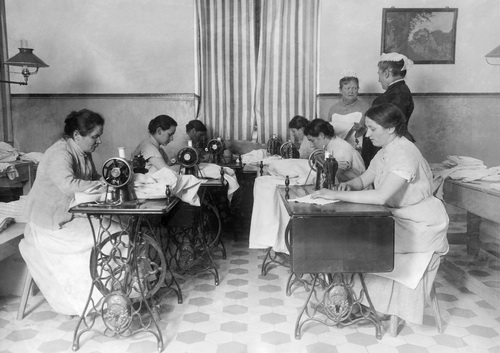 Insassinnen des Arbeitshauses Rummelsburg in Berlin arbeiten an Nähmaschinen. Aufnahme um 1890. © Ullstein Bild