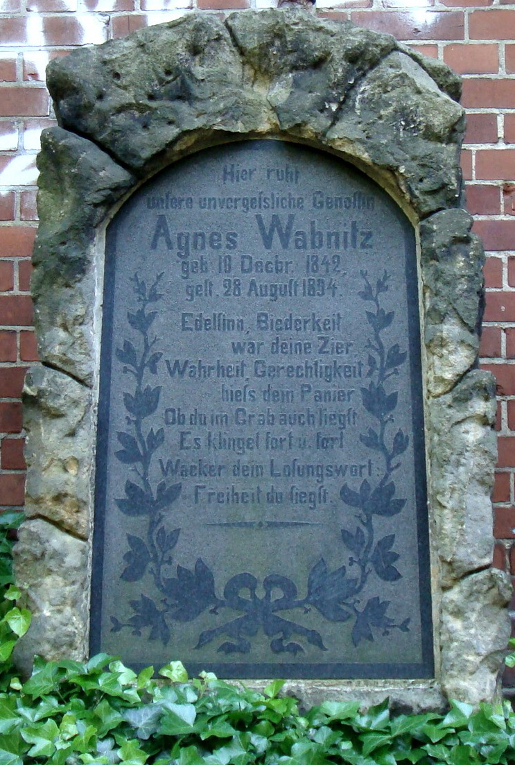 Wabnitz’ Grabstein auf dem Friedhof der Freireligiösen Gemeinde in Berlin-Prenzlauer Berg. © Drstefanschneider/Wikicommons