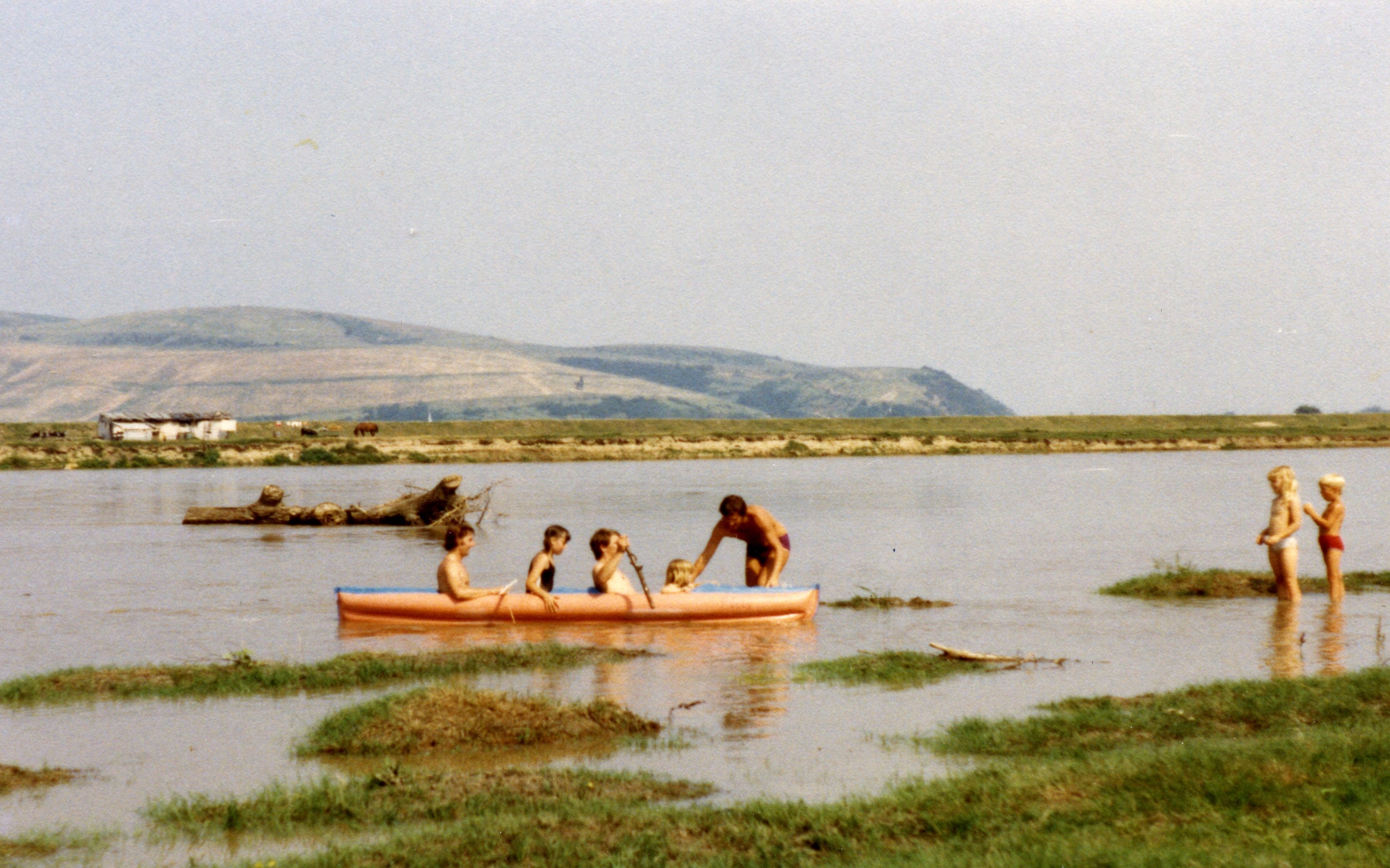 Die Familie Breitenbach übt Paddeln und bereitet sich damit auf die Flucht auf der Donau vor, Sommer 1981. © Donauschwäbisches Zentralmuseum