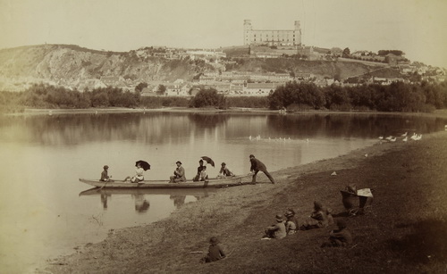 Ruderboot mit Fahrgästen an der Donau, im Hintergrund Burg und Stadt Pressburg, um 1890. Fotografie von E. Kozics/Pressburg. © Ullsteinbild