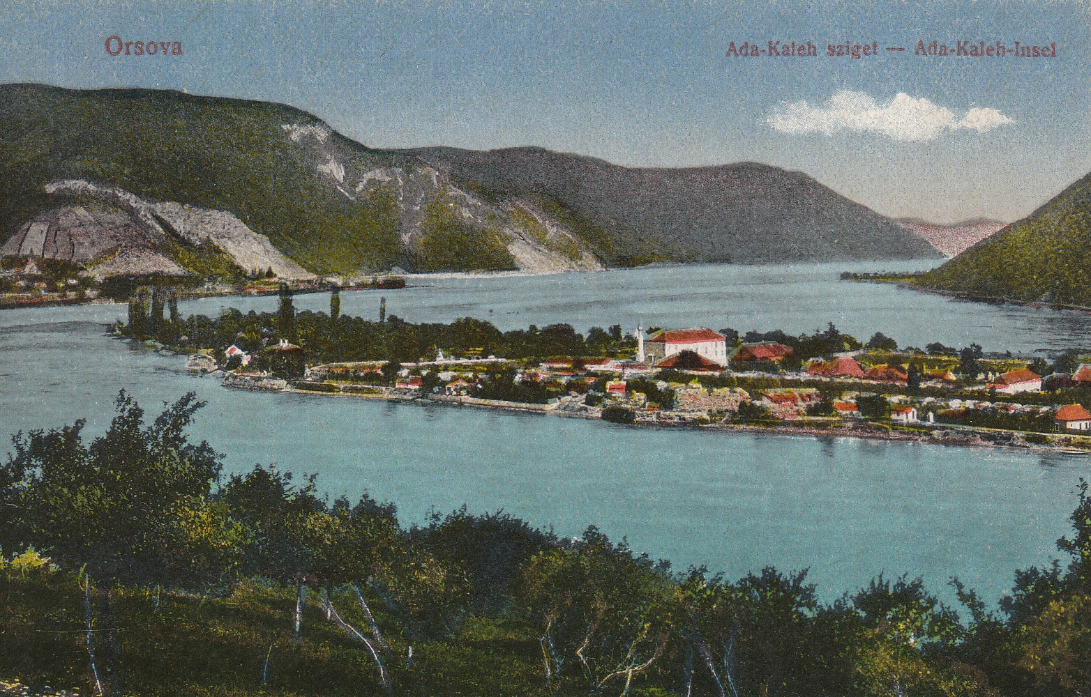 Postkarte mit der Insel Ada Kaleh, die ab 1968 wegen des Baus des rumänisch-jugoslawischen Kraftwerks Eisernes Tor 1 abgesiedelt wurde und 1971 in der Donau verschwand. © Institut für donauschwäbische Geschichte und Landeskunde