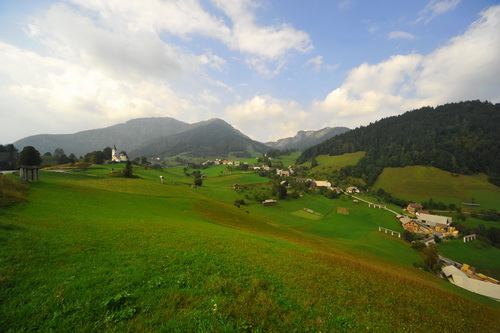 Zarz/Sorica bildete zusammen mit dem nahegelegenen Deutschgereuth/Nemški Rovt sowie Deutschruth/Rut bis Anfang des 20. Jahrhunderts eine deutsche Sprachinsel im heutigen Slowenien. © Tomaž Demšar/wikicommons