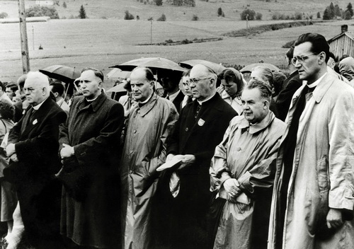 Jahrestagung der Ackermann-Gemeinde im August 1955 in Passau, mit dabei Johannes Nepomuk Remiger, Weihbischof in Prag (3. v. r.); Hans Schütz, MdB (2. v. r.), und Augustinerpater Paulus Sladek (4. v. r.). © KNA-Bild