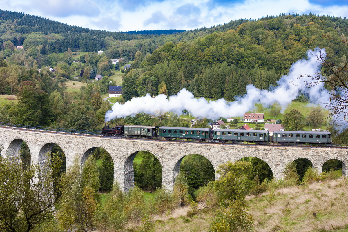 Fast schon romantisch wirken heute mit Dampf angetriebene Lokomotiven, die wie hier auf dem Viadukt im tschechischen Christofsgrund/Kryštofovo Údolí nur noch bei selten fahrenden Nostalgiezügen zum Einsatz kommen. © Richard Semik/AdobeStock