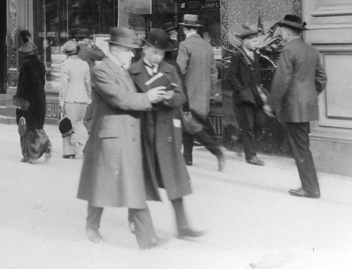 Das Reise-Bureau der Hamburg-Amerika-Linie in Berlin Unter den Linden wurde 1905 von der Hamburger Reederei Hapag gegründet, vormals: Reisebüro Carl Stangen. Die Aufnahme entstand 1910. © Ullstein Bild/ Haeckel