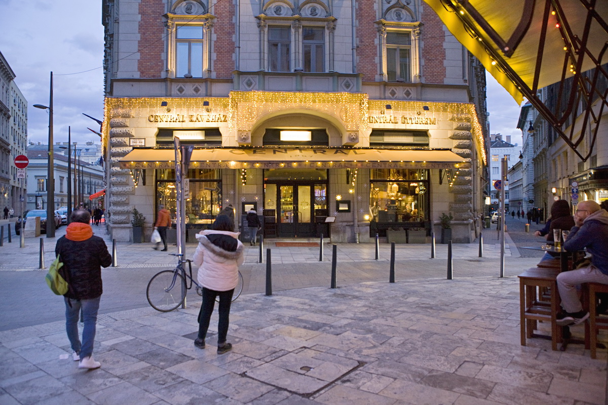 Das legendäre Café Central wurde nach der Jahrtausendwende wieder zum Leben erweckt, nachdem es als Kulturhaus, Studentenklub und zuletzt sogar als Spielhalle genutzt worden war. © Daniel Kaldori