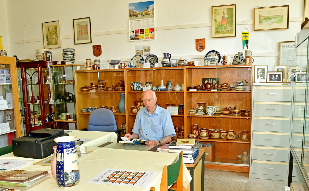 Peter Börner, Vorsitzender der Bundesheimatgruppe Bunzlau, sitzt in der alten Bunzlauer Heimatstube. © Dieter Göllner