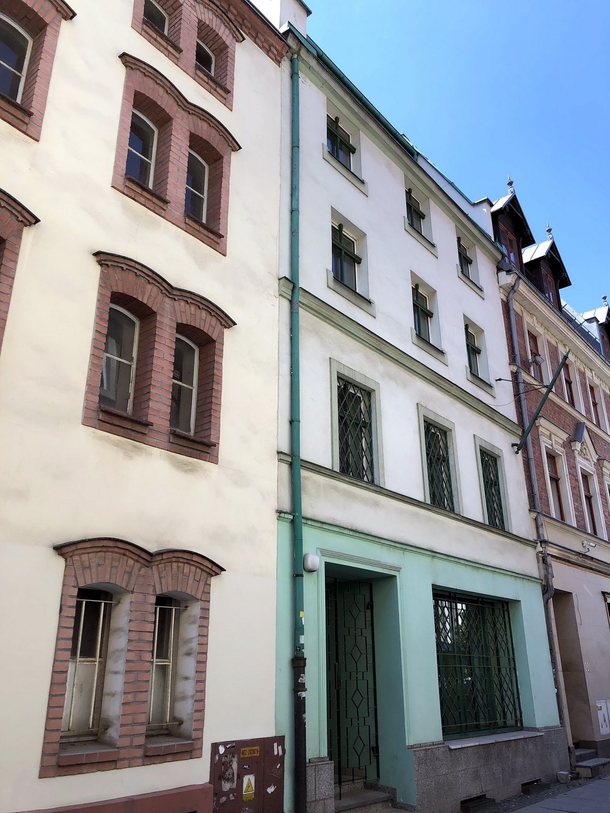 Unscheinbar wirkt das bereits erworbene Haus in der Altstadt von Oppeln/Opole. Es wird derzeit saniert. Darin soll das »Dokumentations- und Ausstellungszentrum der Deutschen« mit einer Ausstellung zur deutschen Minderheit in Polen einziehen. Die Eröffnung ist für März 2022 geplant. © Weronika Wiese