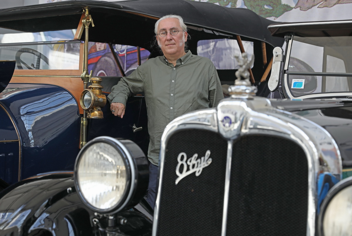 Andrzej Wojciech Feliński hat die Stoewer-Ausstellung im Technik-Museum in Stettin konzipiert und ist stolz auf die neue Sammlung. © Markus Nowak