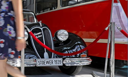 Gleich am Eingang zum Museum stehen zwei Stoewer-Schmuckstücke: Das »Cabrio«-Modell Arkona links und der Personenwagen Sedina rechts. © Markus Nowak