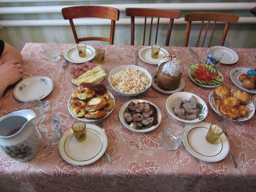 Von herzhaft bis süß: Besonders reichhaltig wird bei der Ostertafel aufgetischt. © Anna Flack