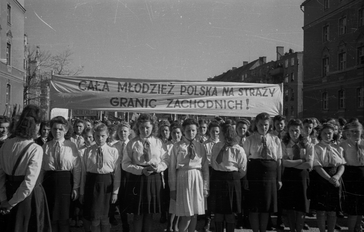 Während der »Woche der Westgebiete« in Stettin vom 14. bis 20. April 1947 marschieren Jugendgruppen mit einem Transparent »Die gesamte Jugend Polens an der Wacht der Westgrenzen«. © PAP