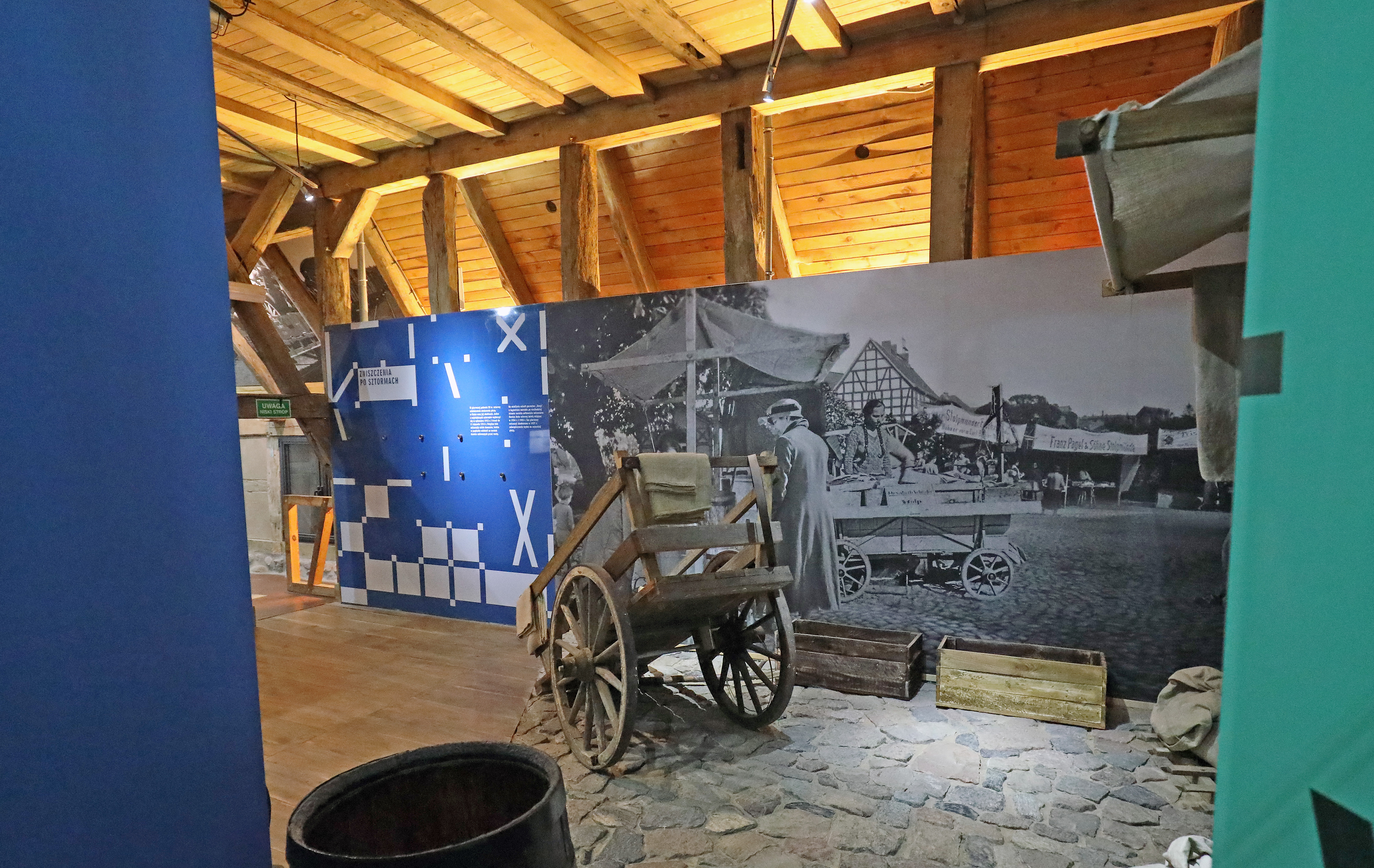 In mehreren Häusern und Scheunen sind Ausstellungen zum früheren Leben in Pommern zu sehen.