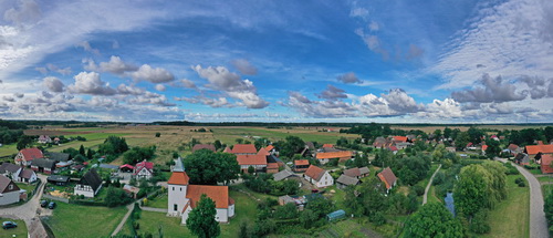 Das Dorf Schwolow aus der Vogelperspektive: Fachwerkhäuser und flache Landschaft