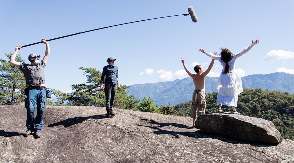 Im Sommer 2020 fanden Filmaufnahmen zum historischen Drama »Monte Verità« statt. Darin geht es um Aus-steiger wie Gusto Gräser Anfang des 20. Jahrhunderts am Lago Maggiore. Derzeit befindet sich der Film in der Postproduktion. Foto: © Grischa Schmitz, tellfilm 2020