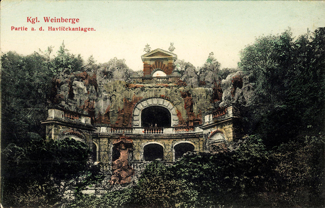 Die Grotte aus künstlichen Vulkansteinen mit dem Neptun-Brunnen auf einer historischen Postkarte zu Beginn des 20. Jahrhunderts. © Imago/ Arkivi