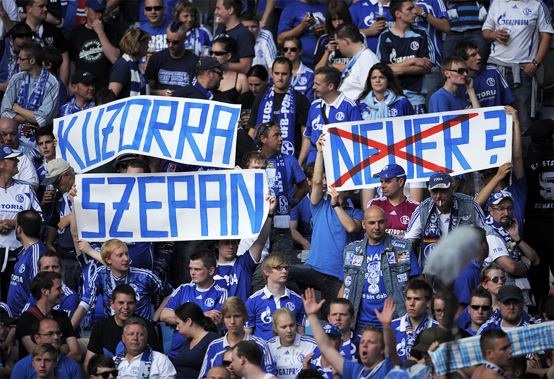 Beim DFB-Pokalfinale 2010/2011 spielt der FC Schalke 04 im Olympiastadion Berlin und die Schalker Fans haben den Namen von Torwart Manuel Neuer durchgestrichen, und damit aus der Liste der Schalker Legenden Ernst Kuzorra und Fritz Szepan gestrichen. © IMAGO / MIS