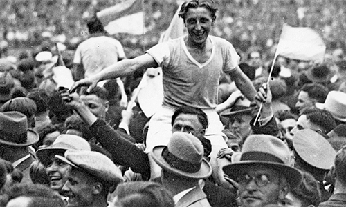 Im Berliner Poststadion tragen der FC Schalke 04 und der 1. FC Nürnberg das Endspiel um die Deutsche Meisterschaft 1934 aus. Schalke gewinnt mit 2:1. Und Ernst Kuzorra und Fritz Szepan werden zu Legenden. Nach dem Spiel tragen Zuschauer Spieler von Schalke vom Spielfeld. Foto: © Ullstein Bild