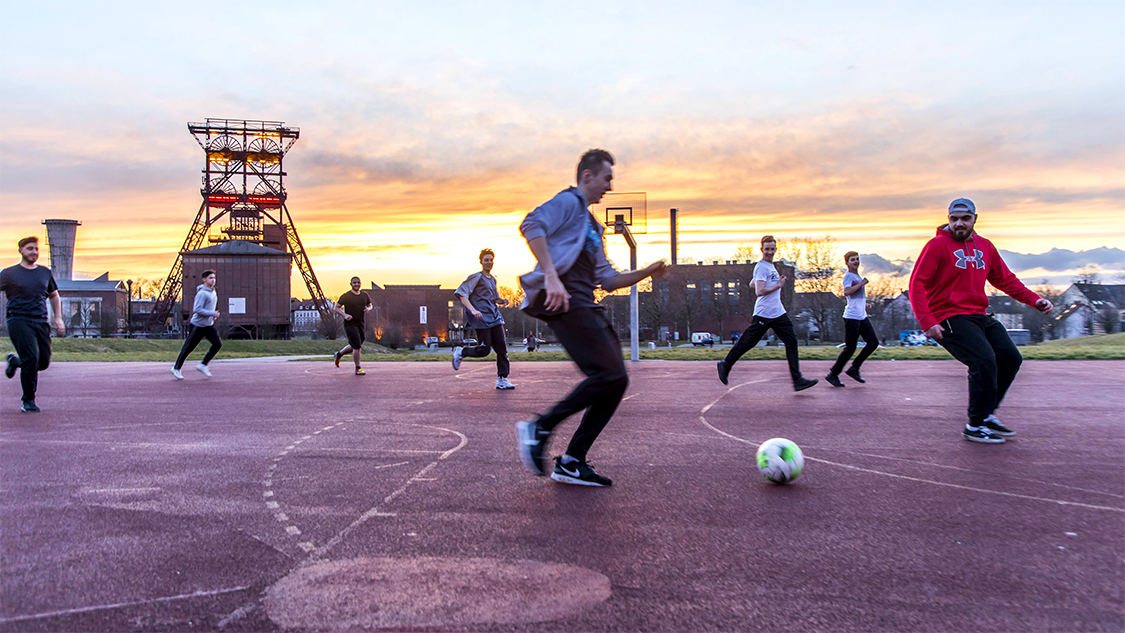 Fußball und Bergarbeiter-Romantik sind im Ruhrgebiet aber auch in Oberschlesien aufs engste verknüpft, wie hier auf dem Gelände der ehemaligen Schachtanlage Zeche Consolidation in Gelsenkirchen. Foto: ©  IMAGO/Jochen Tack