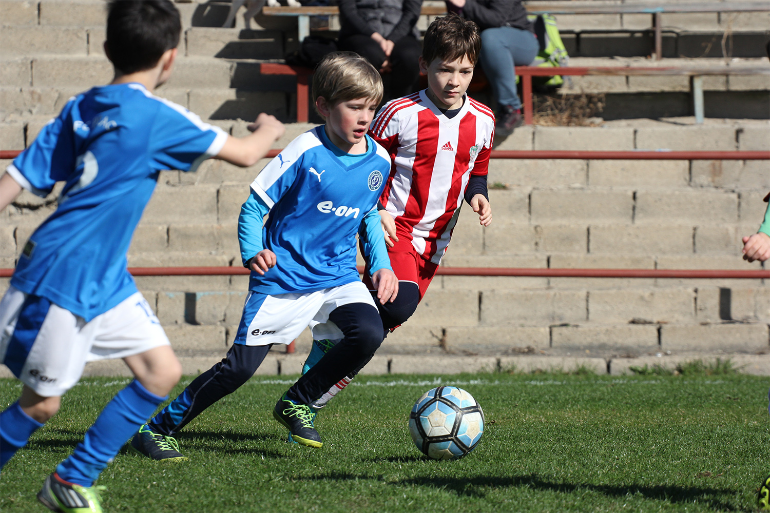 Die kleinen Kicker der Junioren des DFC zeigen vollen Einsatz. Foto © Peer Gröning