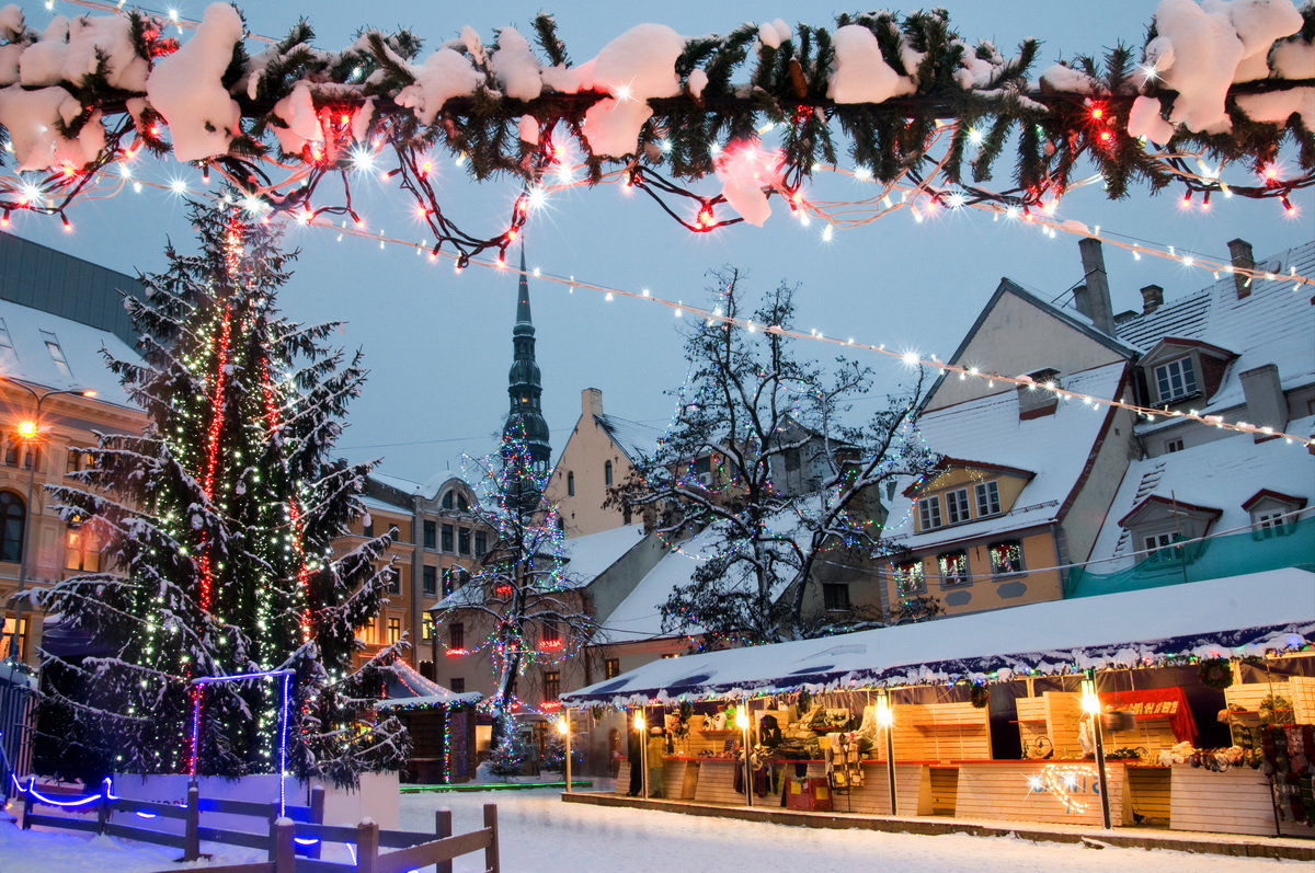 Der Weihnachtsmarkt in der Altstadt von Riga. ©Natalija Sirokova/AdobeStock