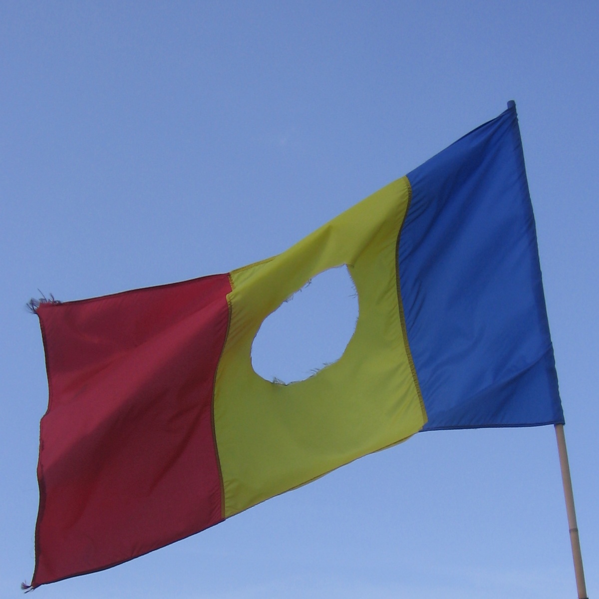 Die Flagge ohne Wappen des sozialistischen Rumäniens gilt als Zeichen der Revolution von 1989. © Julo /Wiki- commons