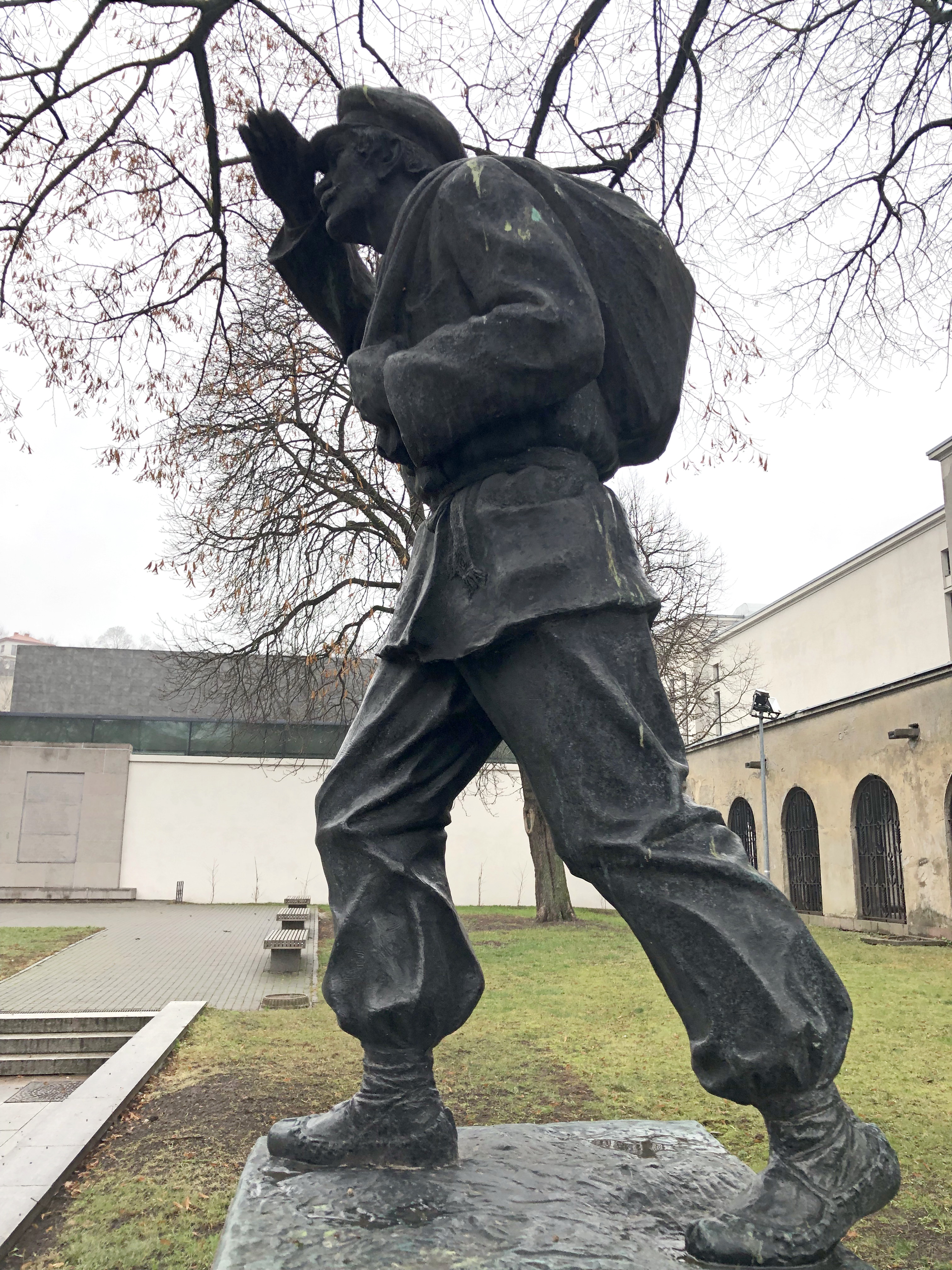 Ein Denkmal auf dem »Platz der Einheit« (Vienybės aikštė) in Kaunas erinnert an die Bücherträger. © Auksė Bruverienė