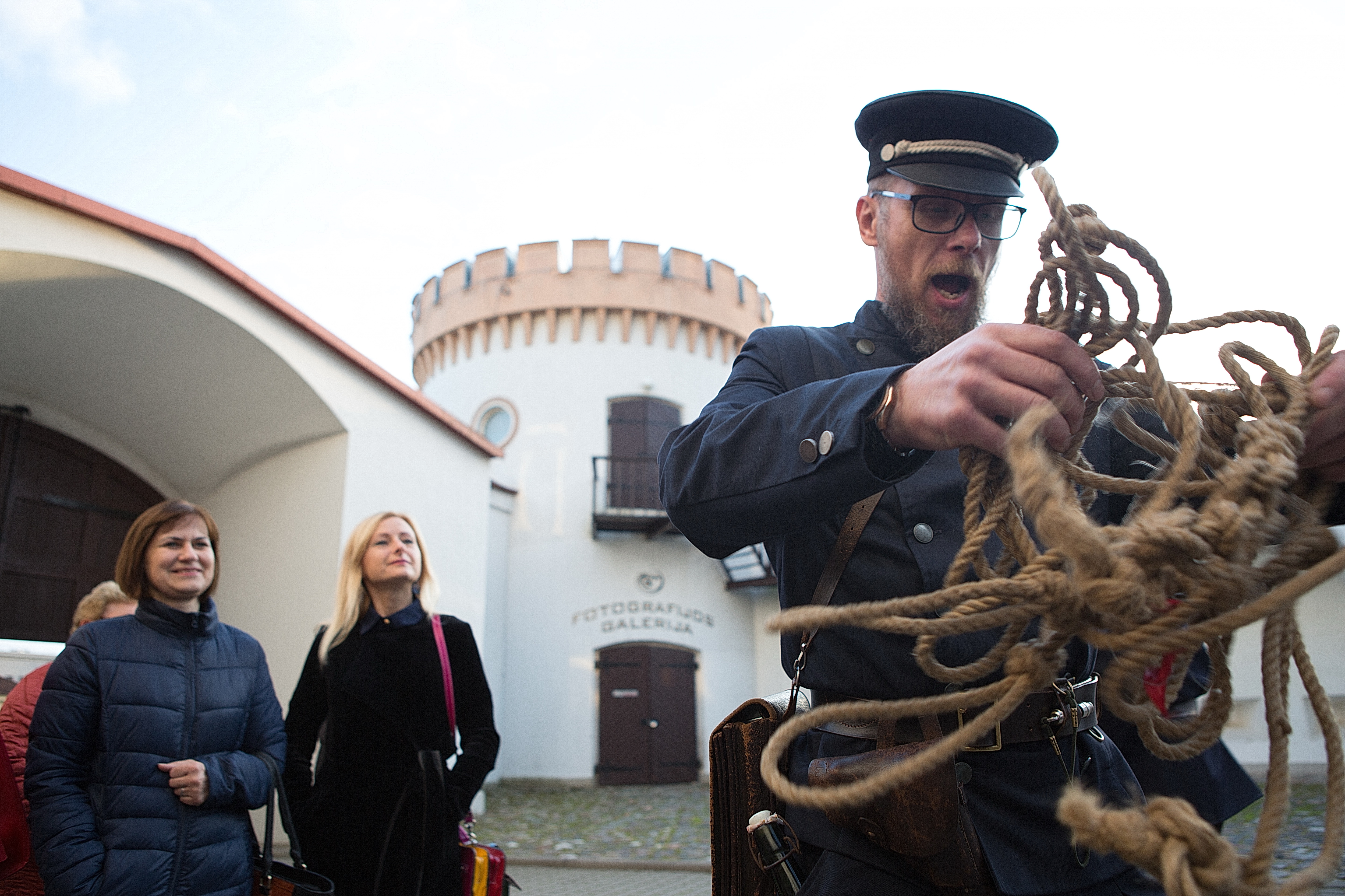 Arvydas Griškus, der Leiter des »Kulturzentrums von Kleinlitauen« in Jurbarkas, verkleidet sich gern als litauischer Grenzbeamter mit dem deutschen Namen Fritz/ Fricas aus der Zwischenkriegszeit, um Touristengruppen zu unterhalten. © Gina Meškauskienė