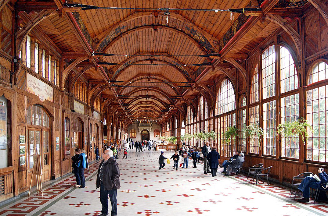 Die Wandelhalle im Kurhaus von Flinsberg/Swieradow Zdroj | Foto: © Zenobia Miszewska/Wikipedia