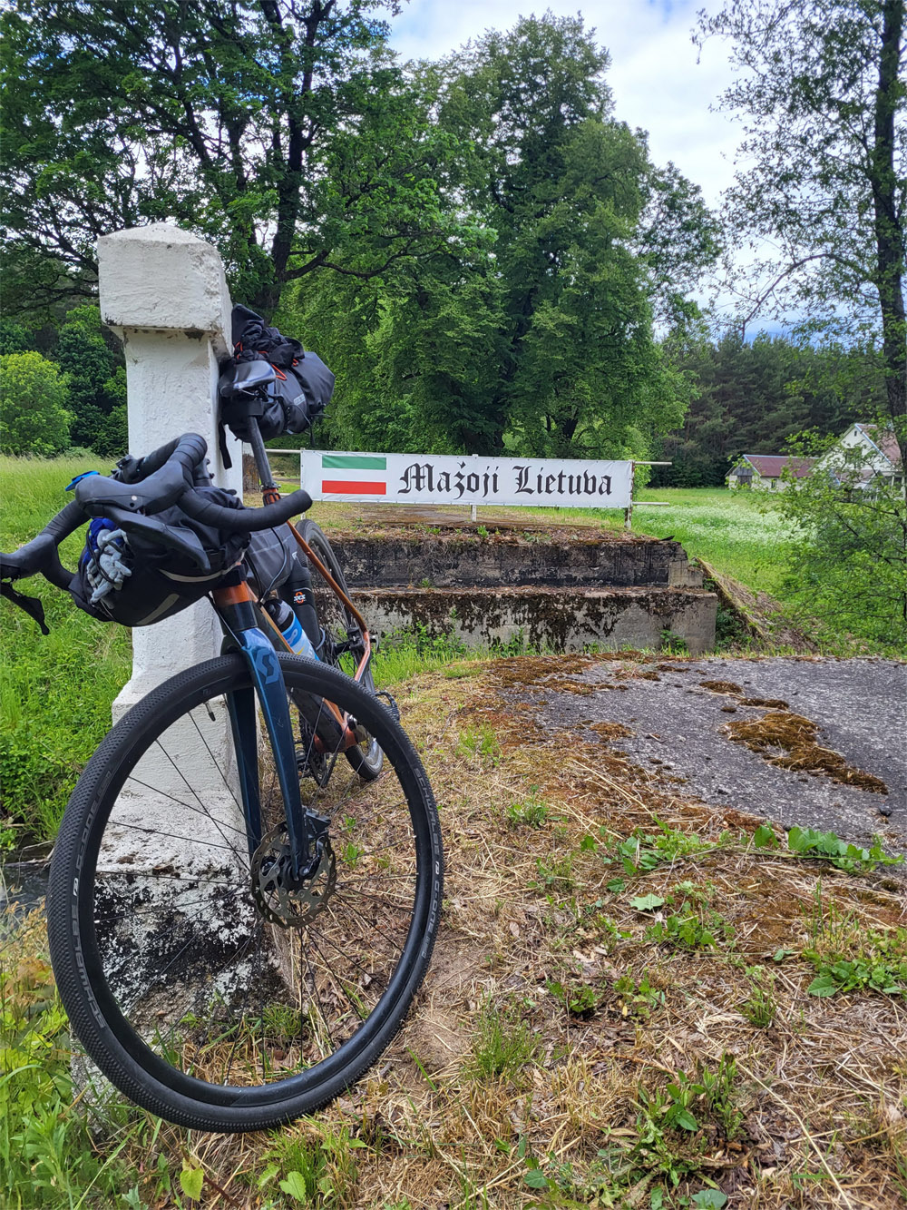 »Mazoji Lietuva« (Klein Litauen) steht auf dem Schild, das Markus Nowak fotografiert hat. Unser Mitarbeiter und KK-Redakteur ist oft mit dem Fahrrad im Baltikum unterwegs.