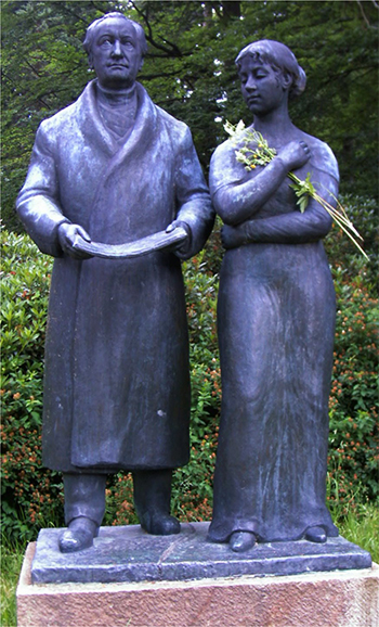 Goethe mit seiner »Muse« Ulrike von Levetzow, Denkmal am Goethewanderweg in Marienbad/Mariánské Lázně unweit der Waldquelle. Foto: © Dmicha/Wikipedia