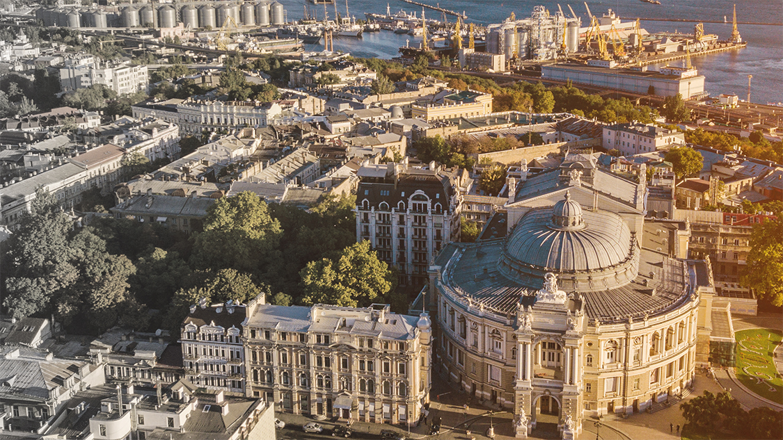 Panorama der südukrainischen Hafenstadt Odessa/Odesa mit der Oper im Vordergund. Foto: AdobeStock/Fly_dragonfly 