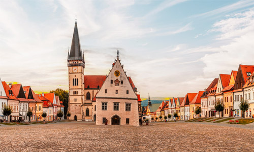 Der Marktplatz von Bartfeld/Bardejov mit Rathaus und St. Ägidiuskirche. Das historische Zentrum ist seit dem Jahr 2000 UNESCO-Weltkulturerbe. Foto: © Adobe Stock/alexanderuhrin (Ausschnitt)