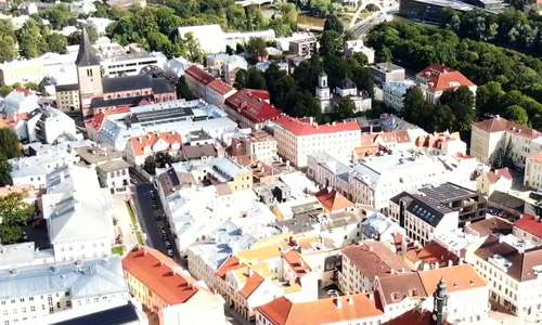 Die Altstadt von Dorpat zwischen dem Domberg (linksunten) und dem Embach/Emajõgi (rechts) | Foto: © Viktorija Verjovkina (Ausschnitt) Partner
