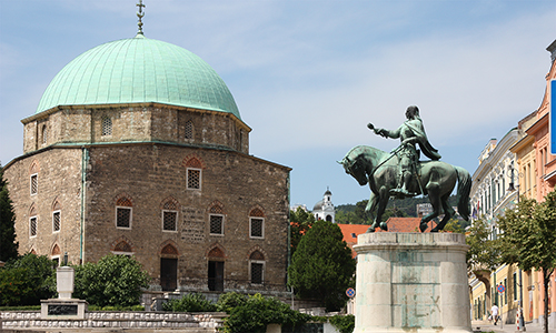 Fünfkirchen/Pécs: Die katholische Stadtpfarrkirche, ehemals Ghazi-Kassim-Moschee, und das Reiterstandbild des Reichsverwesers Johannes Hunyadi